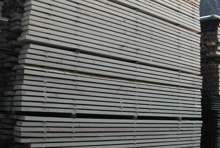 Besäumen, Hobeln - Lerchholz AG Grünenmatt